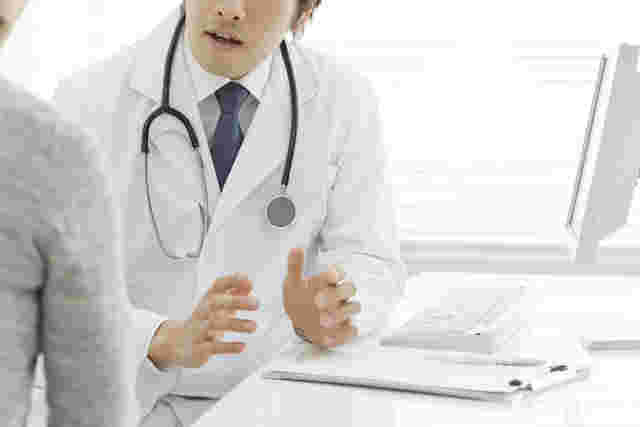 女性が医師に相談している様子