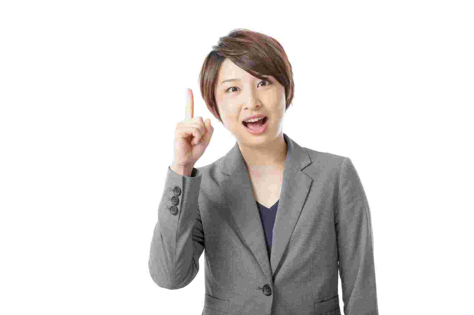人差し指をたてて説明するスーツを着用した女性