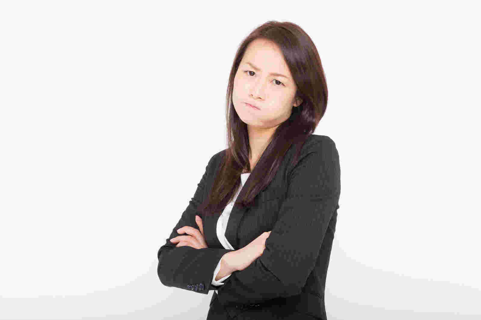 機嫌が悪そうなスーツを着用した女性