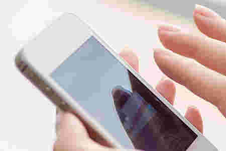 スマートフォンを操作している手元