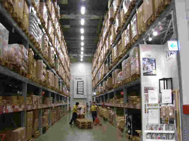 IKEAの店内倉庫の様子