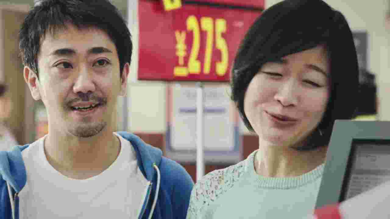 男性と女性が写っている