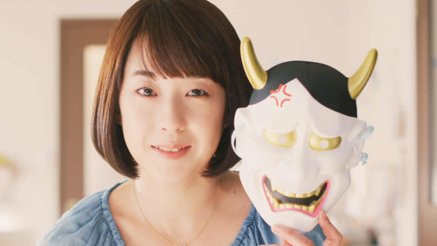 般若のお面を持っている石橋けい