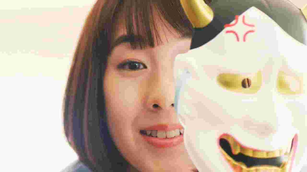 般若のお面を持っている石橋けい