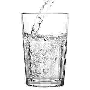 炭酸水をグラスに注いでいる様子