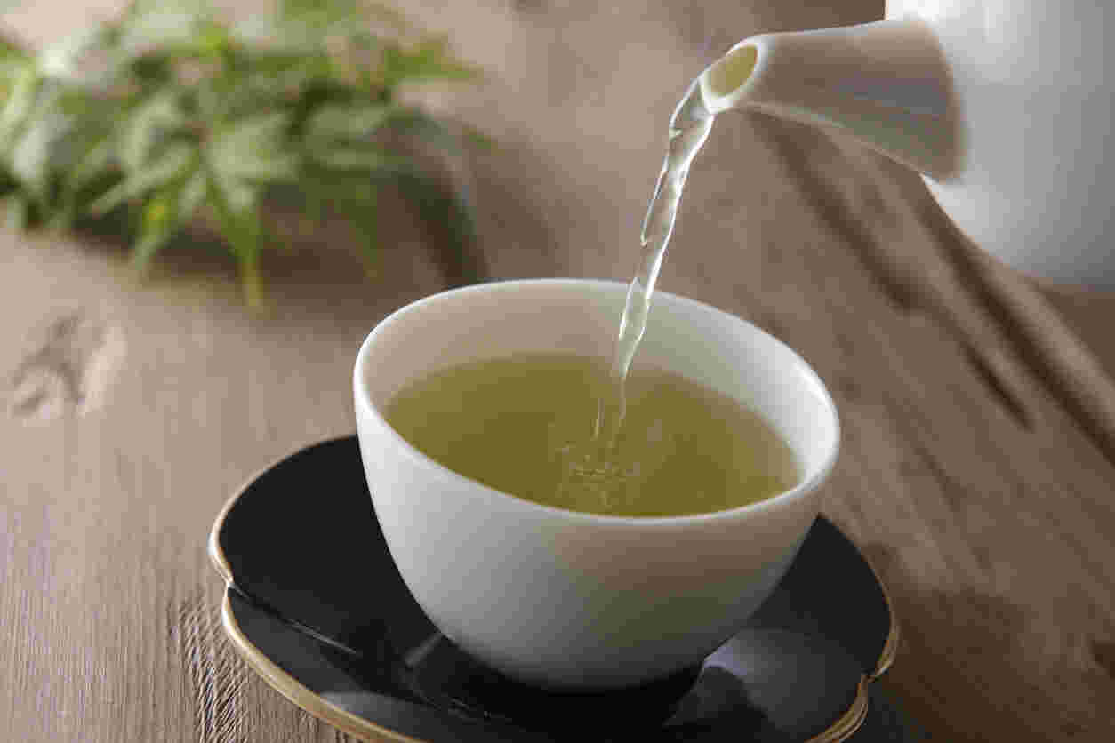 急須からお茶を注ぐ