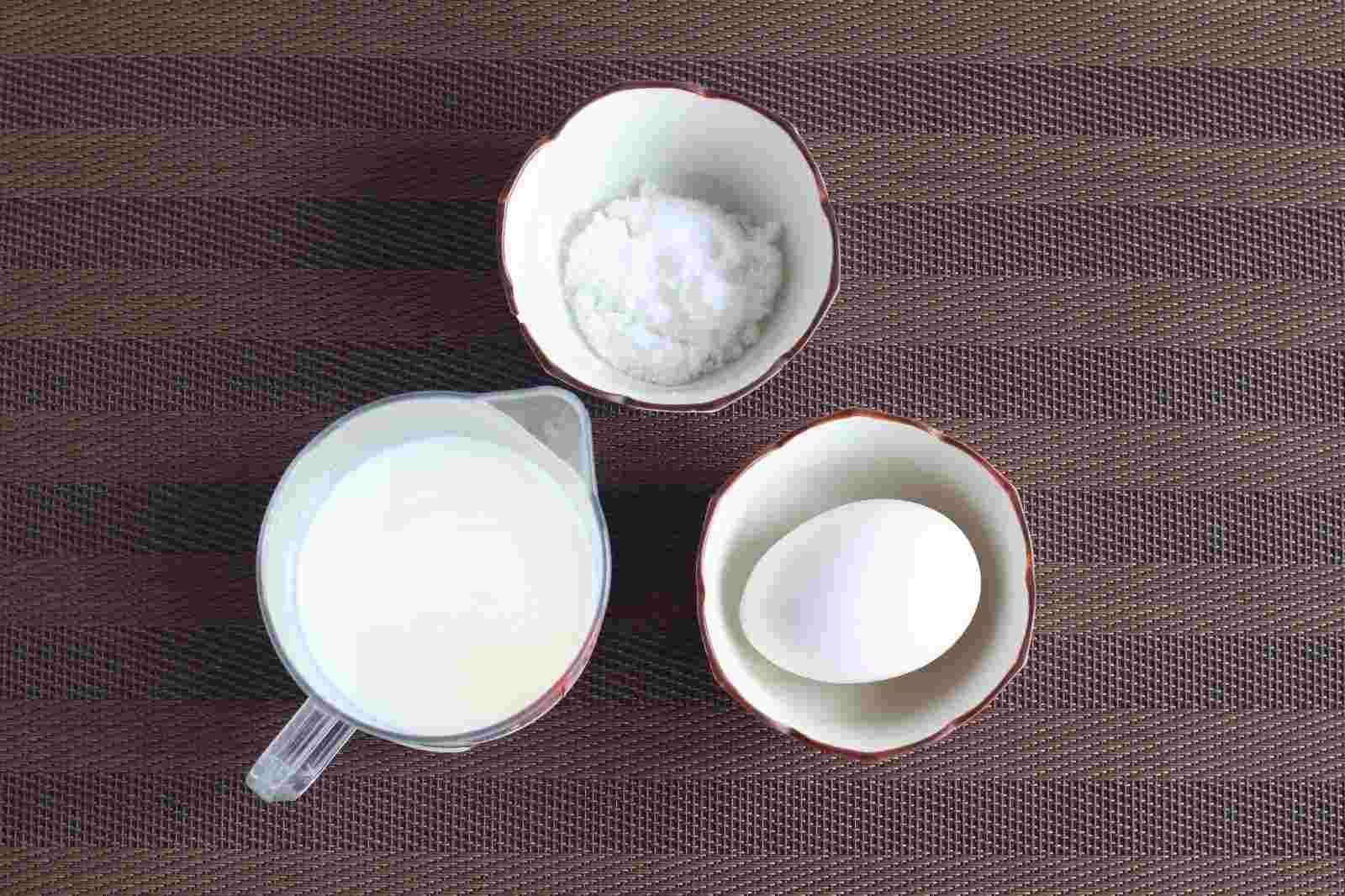 プリンの黄金比率の材料である牛乳と砂糖と卵