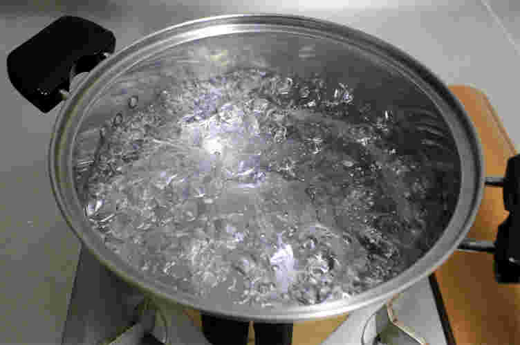 お湯が沸騰している鍋