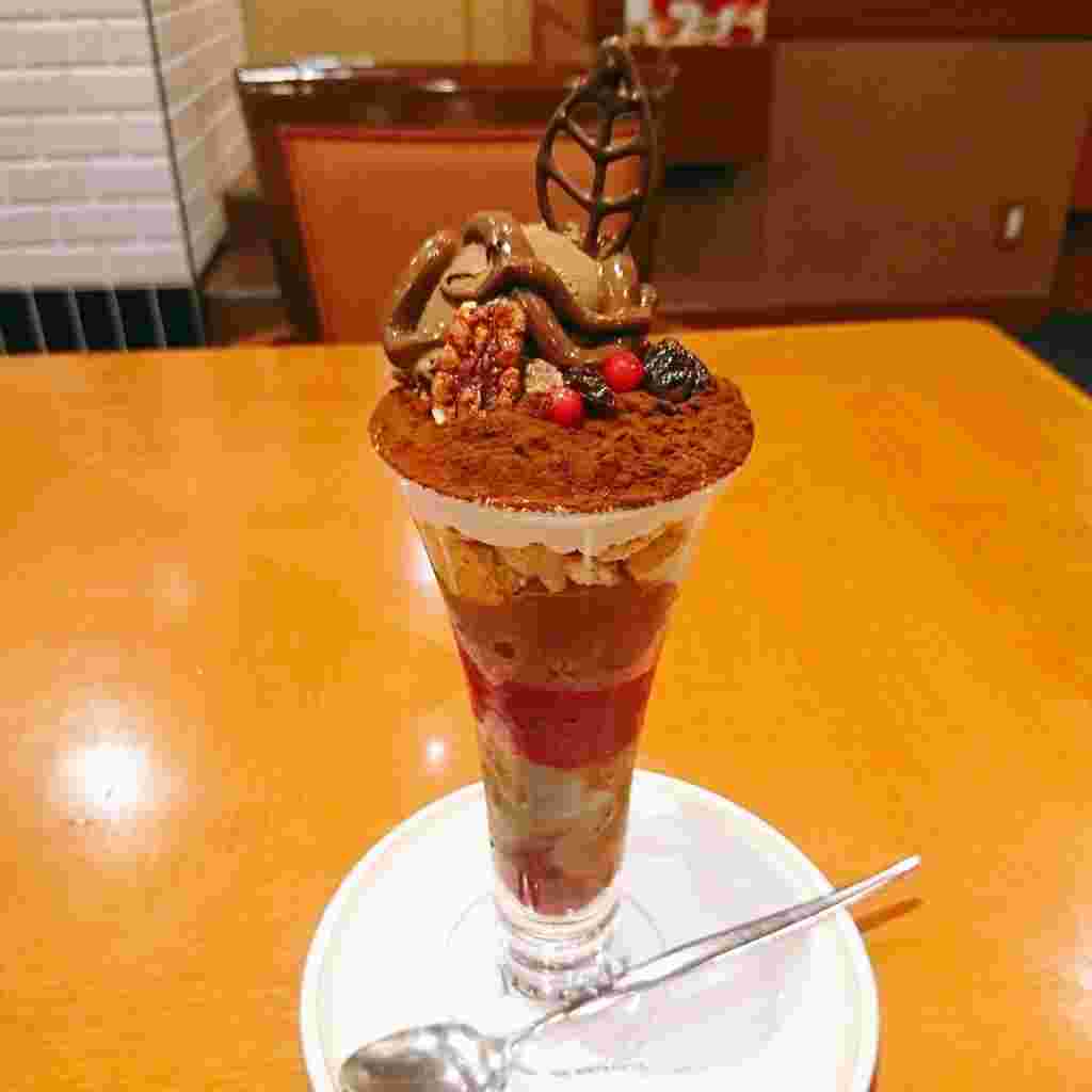 季節限定のショコラとベリーのトールパフェ