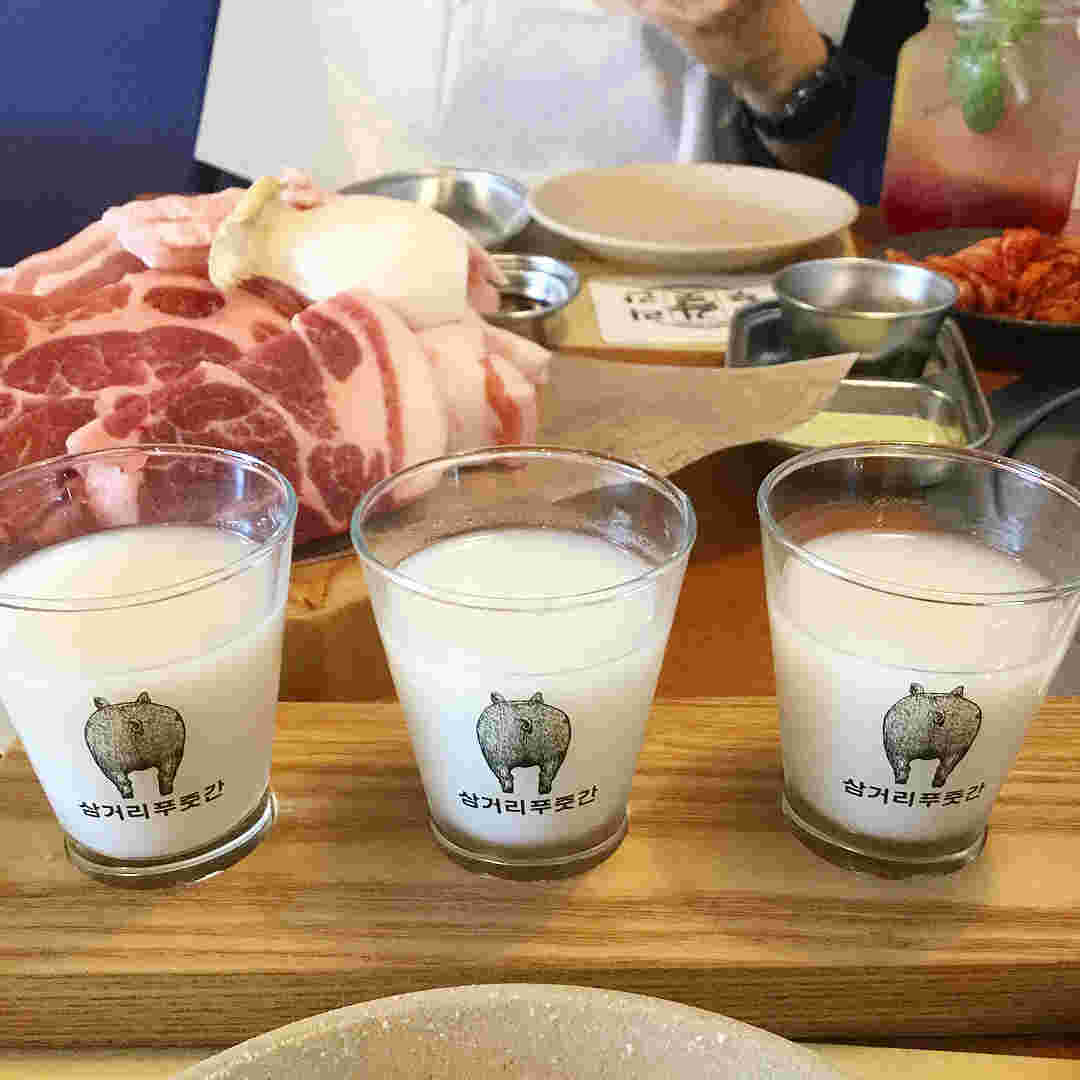 豚肉とグラスに注がれた3杯のマッコリ