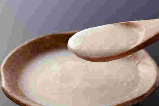 麹を木のスプーンですくっている様子