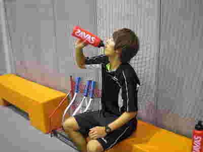 スクイズボトルで飲んでいる人の画像