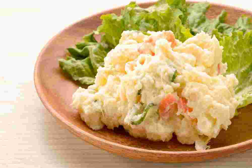 お皿に盛られたポテトサラダ