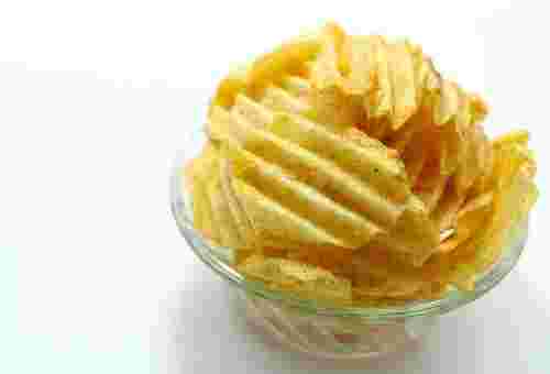 ガラスの器に盛ったポテトチップス