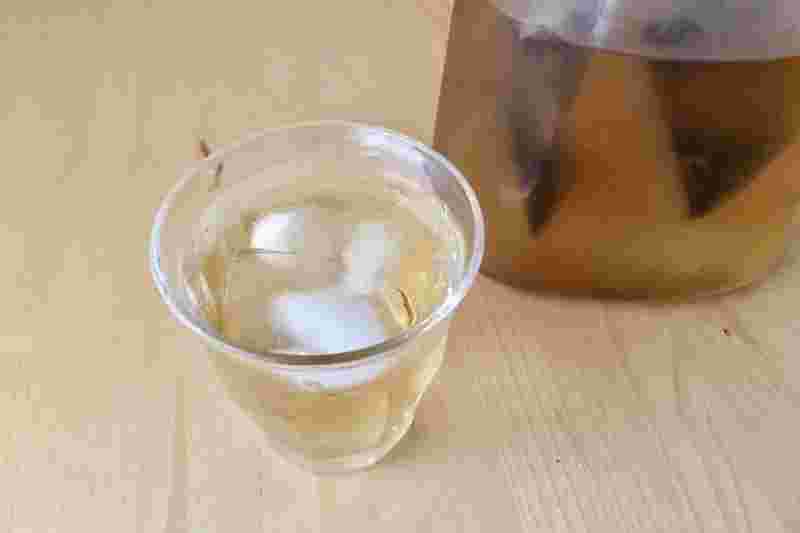 グラスに注がれたはと麦茶