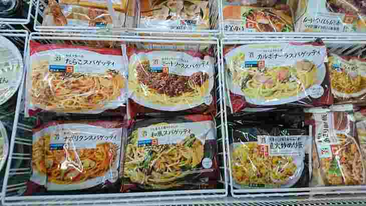 冷凍コーナーにおかれた数種類のパスタ