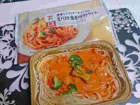 セブンイレブン海老とトマトクリームの冷凍パスタの外観と中身