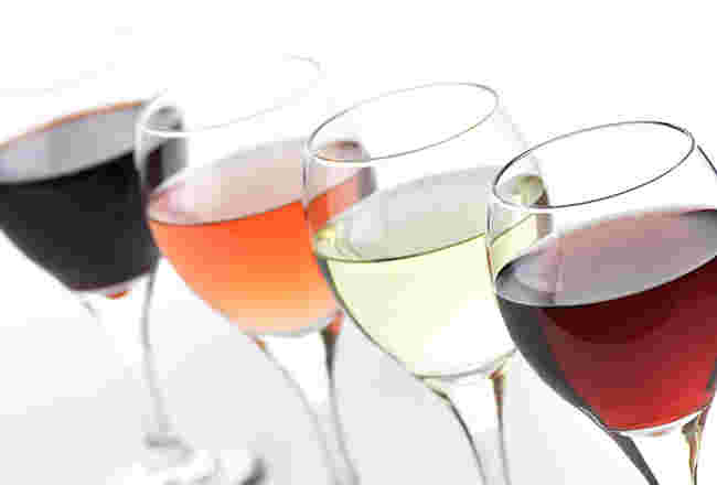 色の濃さが違う4種のお酒