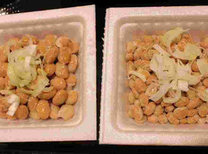 パックに入った大粒と小粒の納豆