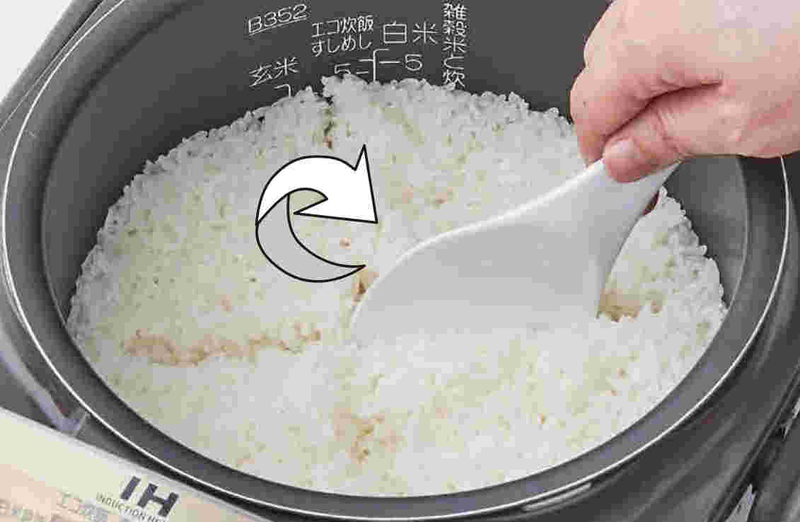 無洗米を釜の中で混ぜる