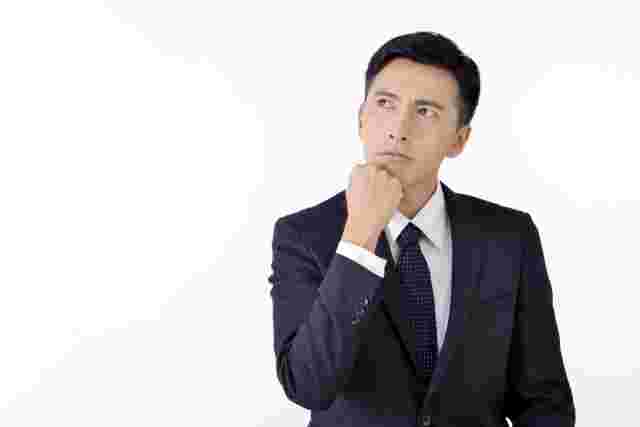 悩む男性