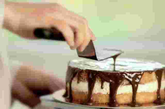 ケーキを作っている手