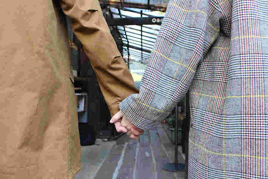 手を繋いでいるカップル