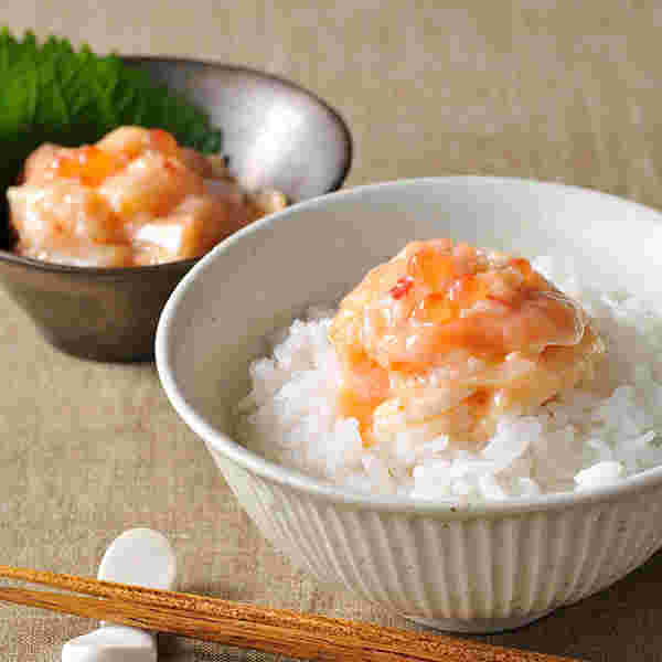 サーモン塩辛が乗ったご飯とサーモンの塩辛