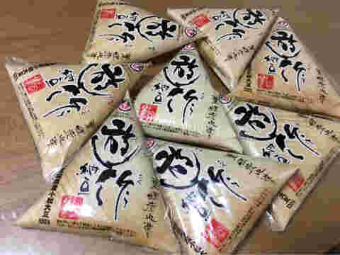 游作納豆が数個並んでいる