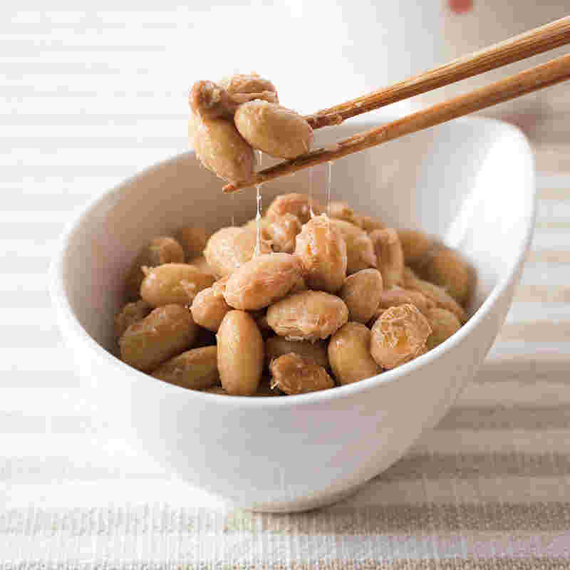 納豆を箸でつかむ