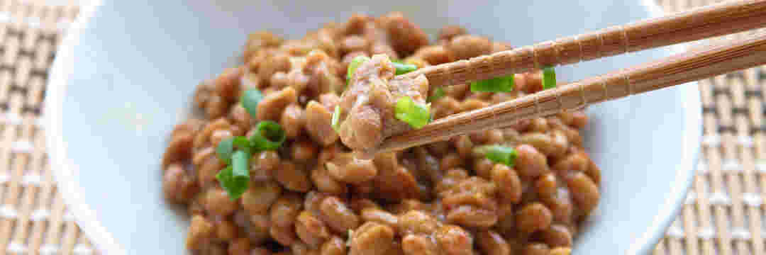 小粒納豆を箸でつまみ上げる