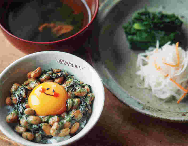 納豆にひじきと卵黄を乗せたどんぶり