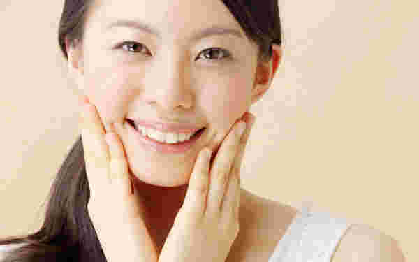 女性が頬に手を当てている様子