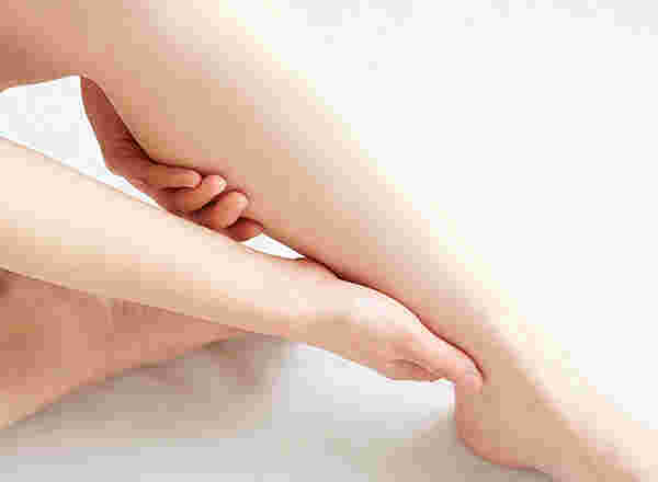 女性が自分のふくらはぎを沢っている様子