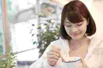 食事をしている女性