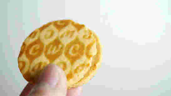 指でつまんでいるキャラメルウィッチ