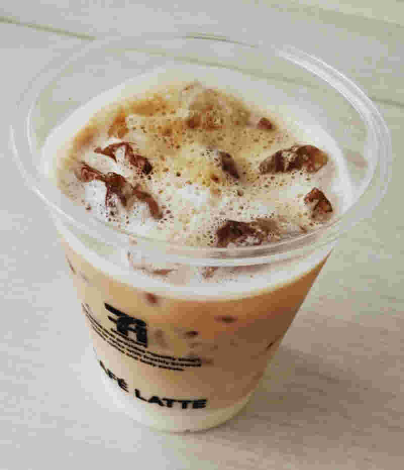 セブンのアイスカフェラテを上から撮影している
