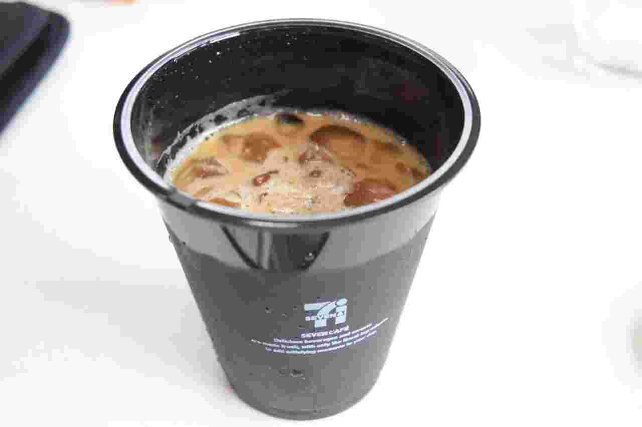 セブンの黒パッケージのアイスカフェラテ