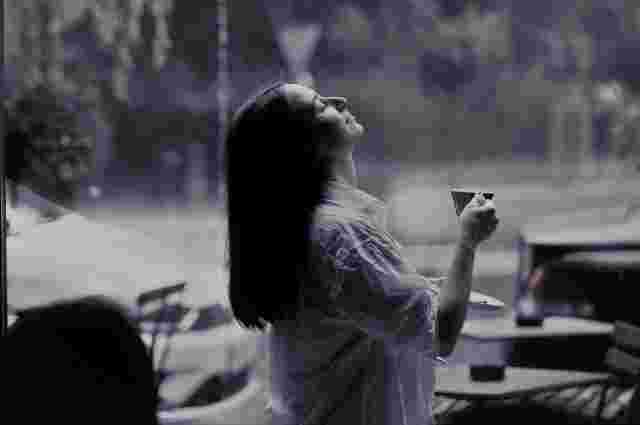 コーヒーを飲む女性