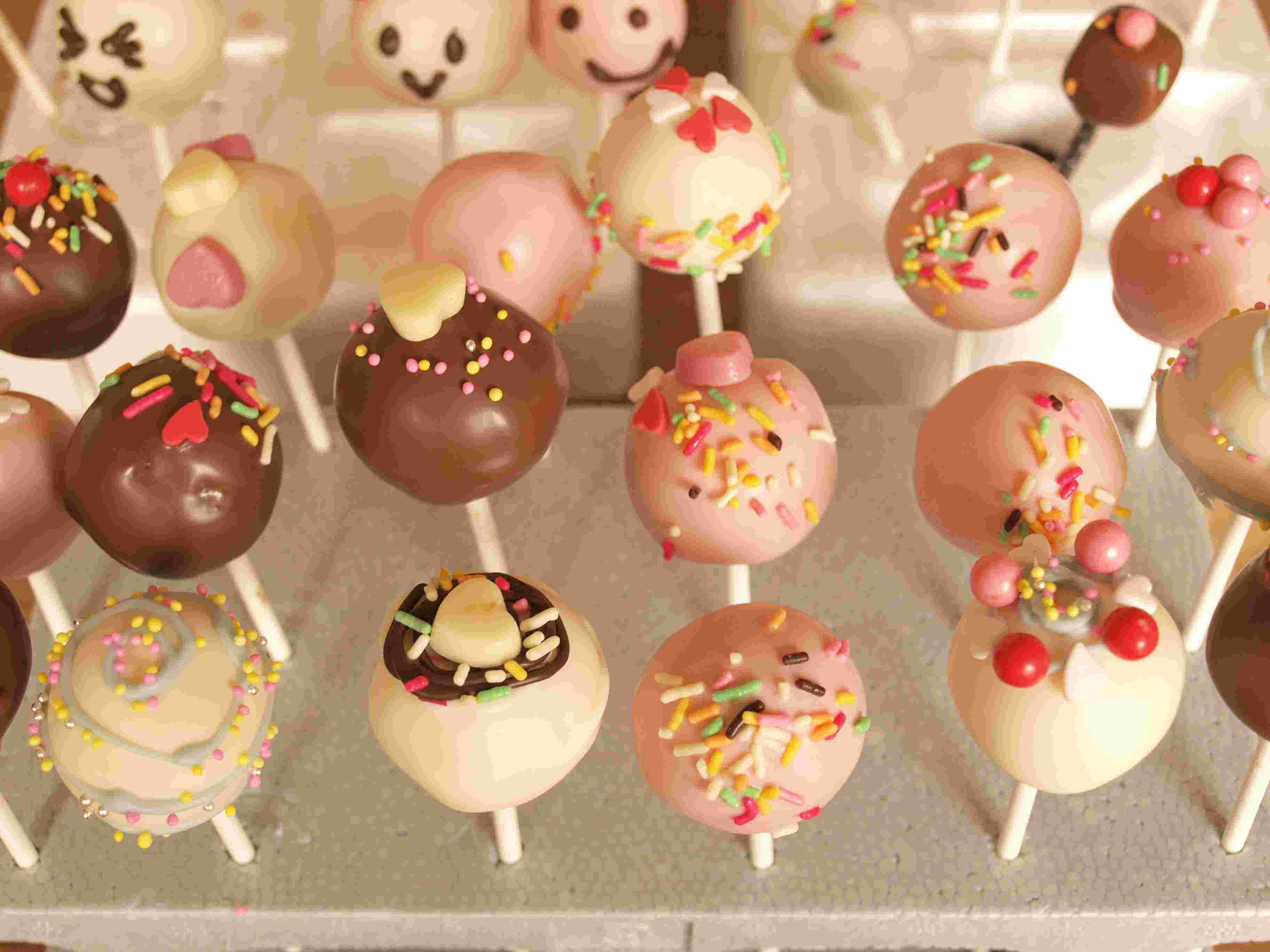 大量に作られたロリポップチョコ