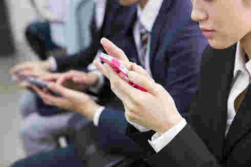 スマホを見る女性
