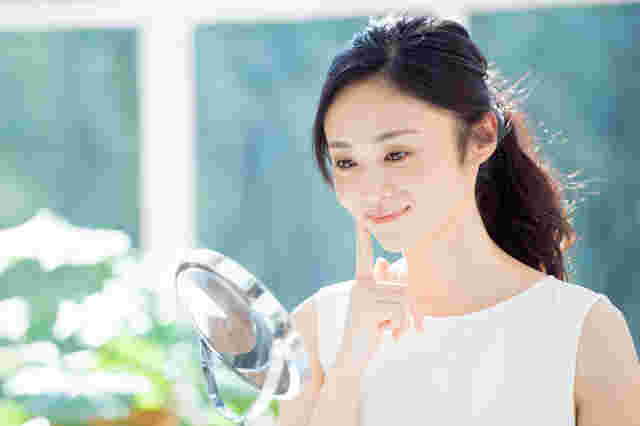 肌を気にする女性