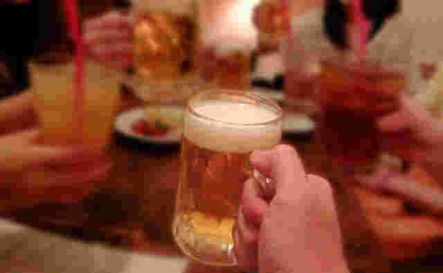 ビールジョッキで乾杯のシーン