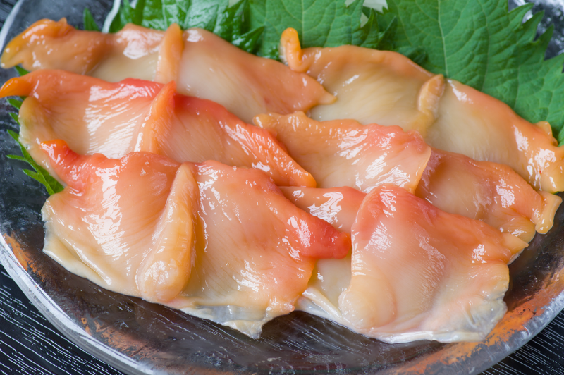 色鮮やかな朱色が新鮮でおいしそうな赤貝の刺身