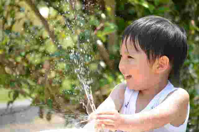 水を飛ばして遊ぶ子ども