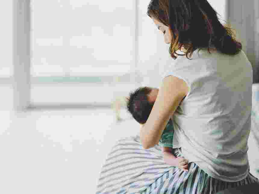母乳を与える母親