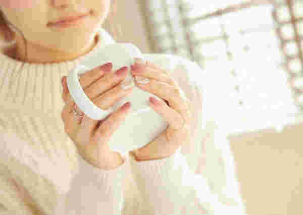 マグでお茶を飲む女性