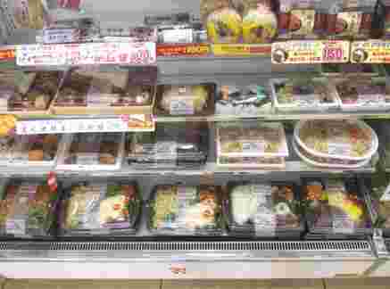 ファミマのお弁当の種類豊富にある棚
