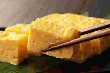 箸で持ち上げている玉子焼き