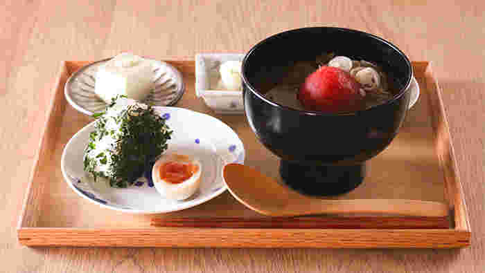 大きなトマトの入ったお味噌汁